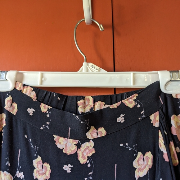 Ruffle bottom elastic waist skirt with pink floral pattern on black. Size large. - Picture 7 of 7